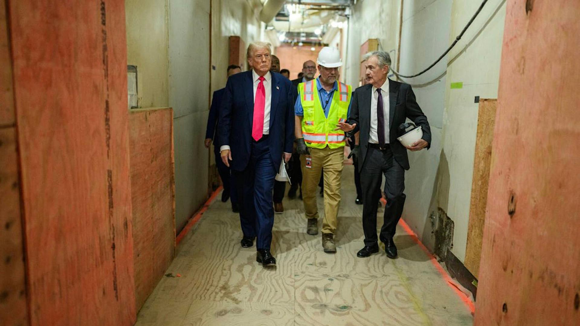 US-Präsident Trump besucht die US-Notenbank. Dabei wird er unter anderem von Fed-Chef Powell begleitet. US-Präsident Trump besucht die US-Notenbank. Dabei wird er unter anderem von Fed-Chef Powell begleitet.