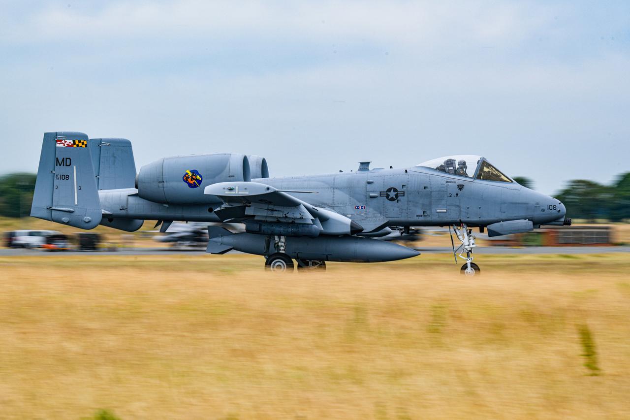 Ein Kampfflugzeug des Typs "A-10" während eines Landemanövers auf einem Flugplatz.