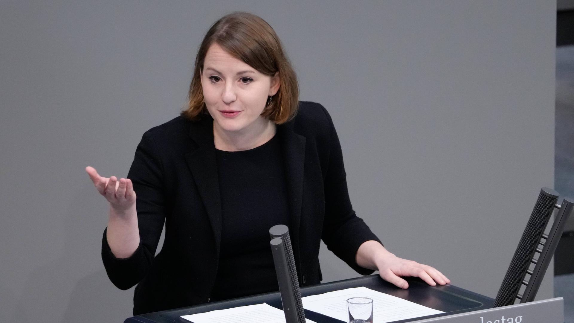 66. Bundestagssitzung und Debatte in Berlin Aktuell,10.11.2022 Berlin, Annika Klose von der Partei SPD im Portrait bei ihrer Rede zur Debatte Buergergeld-Gesetz bei der 66. Sitzung des Deutschen Bundestag in Berlin