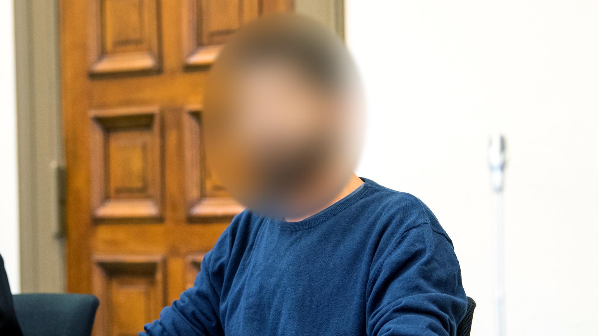 Hamburg: Im Prozess gegen den Hamburger Flughafen-Geiselnehmer sitzt der Angeklagte im Landgericht im Sitzungssaal. Hamburg: Im Prozess gegen den Hamburger Flughafen-Geiselnehmer sitzt der Angeklagte im Landgericht im Sitzungssaal.