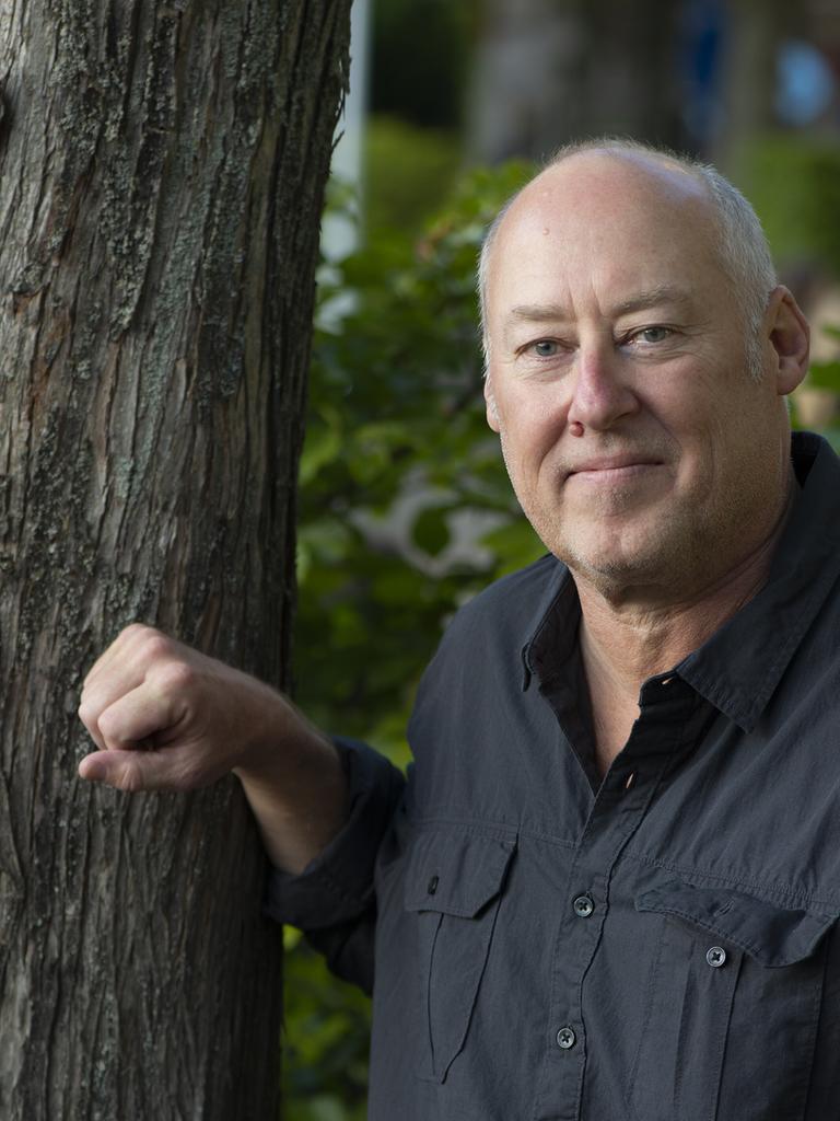 Der US-amerikanische Autor Stewart O'Nan lehnt an einem Baum 