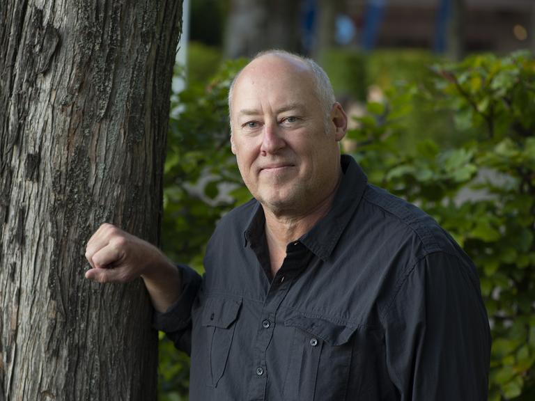 Der US-amerikanische Autor Stewart O'Nan lehnt an einem Baum 