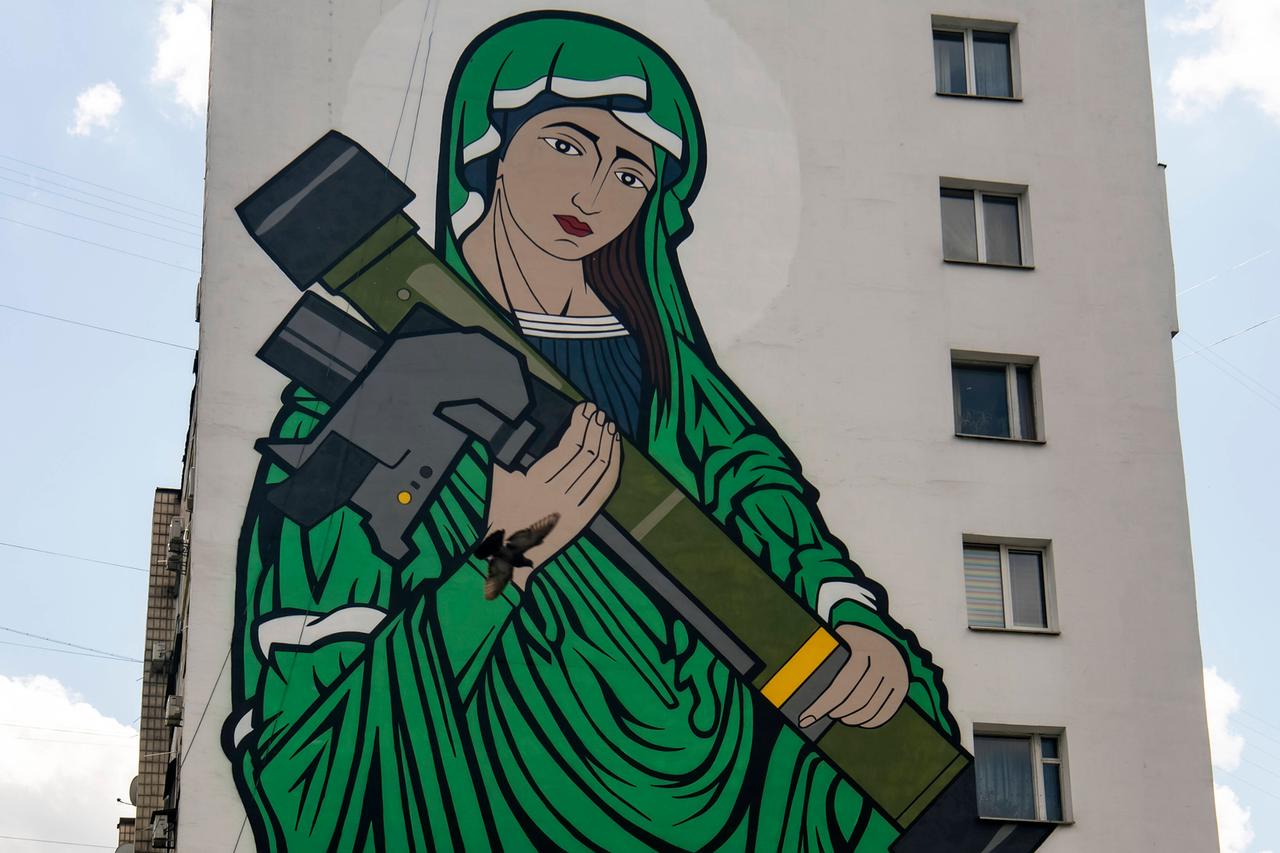 Dieses ikonische Bild hat sich durch den Ukrainekrieg weit verbreitet: die "Heilige" Javelina, eine Madonna in Tarngrün, in den Armen eine Javelin-Panzerfaust aus US-Fertigung. Hier zu sehen auf einer Hauswand in Kiew.