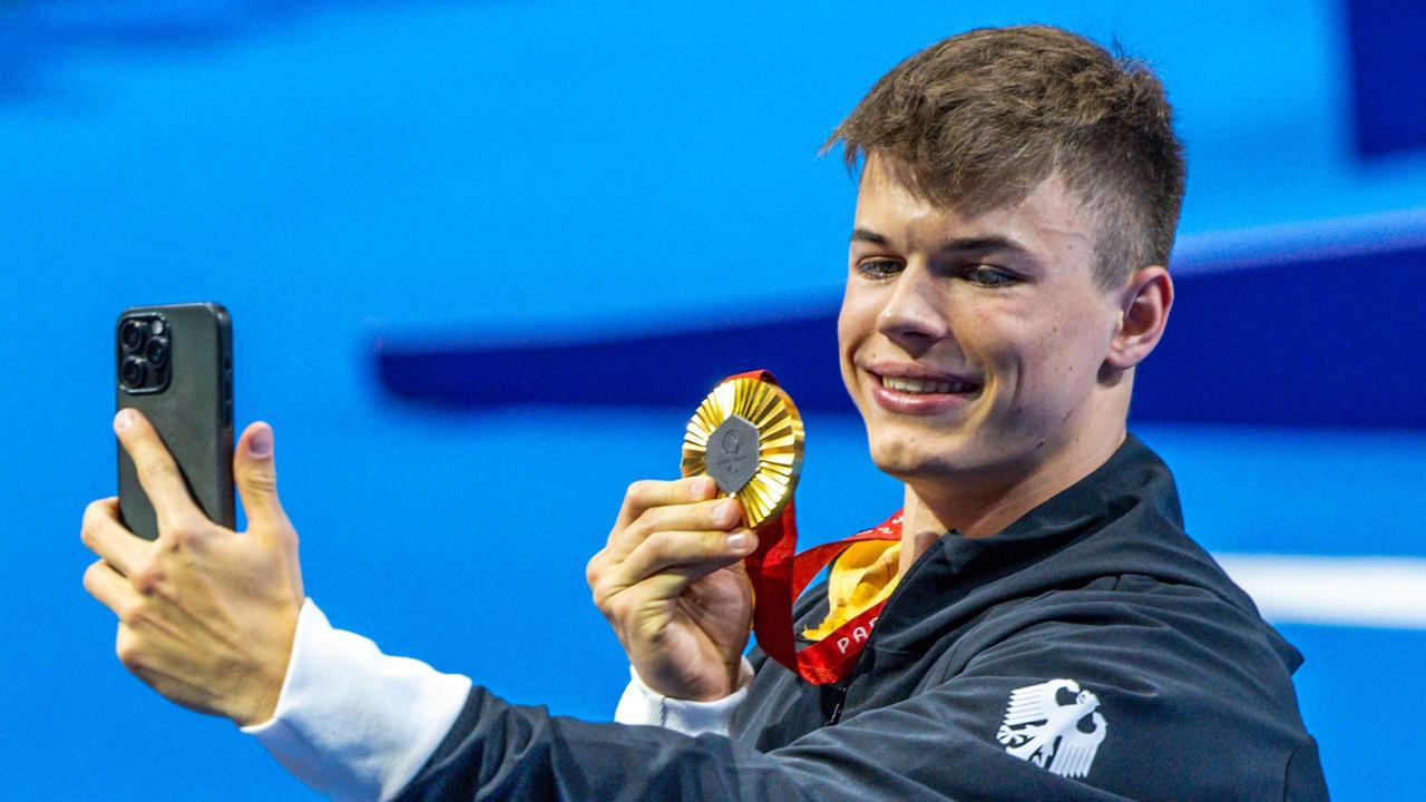 Taliso Engel vom deutschen Para-Team fotografiert sich mit seiner Goldmedaille