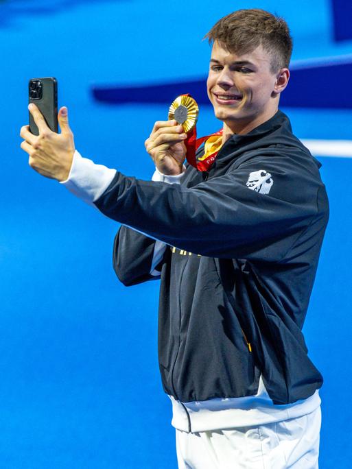 Taliso Engel vom deutschen Para-Team fotografiert sich mit seiner Goldmedaille