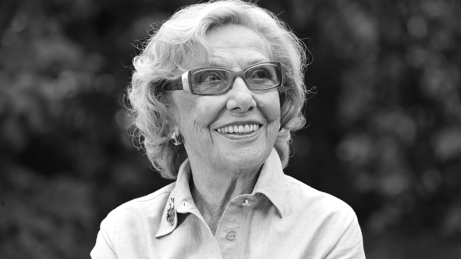 Die Schriftstellerin Barbara Noack steht in der Ortschaft Berg am Starnberger See in ihrem Garten. Die Schriftstellerin Barbara Noack steht in der Ortschaft Berg am Starnberger See in ihrem Garten.