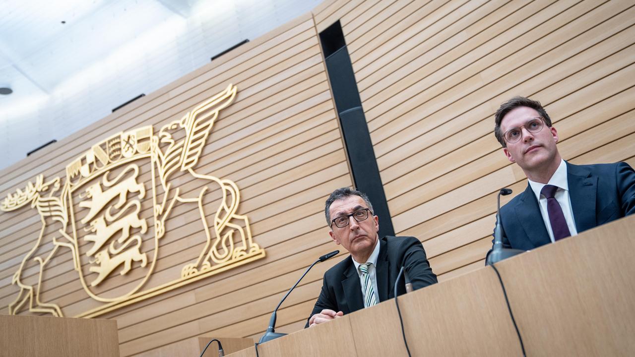 Cem Özdemir (l.), Spitzenkandidat der Grünen, und Manuel Hagel, Spitzenkandidat der CDU, sitzen auf der Landespressekonferenz im Landtag am Wahlabend auf dem Podium.