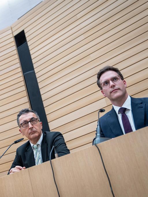 Cem Özdemir (l.), Spitzenkandidat der Grünen, und Manuel Hagel, Spitzenkandidat der CDU, sitzen auf der Landespressekonferenz im Landtag am Wahlabend auf dem Podium.