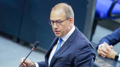 Der Wehrbeauftragte des Bundestags, Henning Otte (CDU), spricht im Parlament.