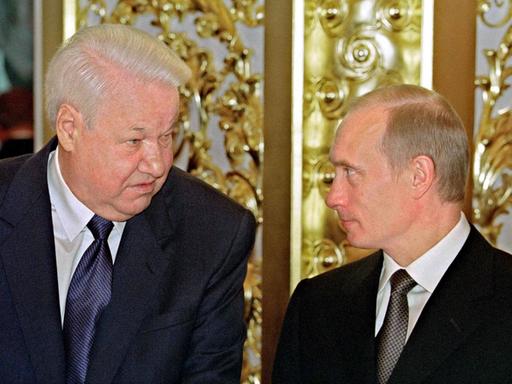 Russlands Präsident Wladimir Putin unterhält sich am 12.6.2001 bei einem Staatsempfang in Moskau mit seinem Amtsvorgänger Boris Jelzin. 