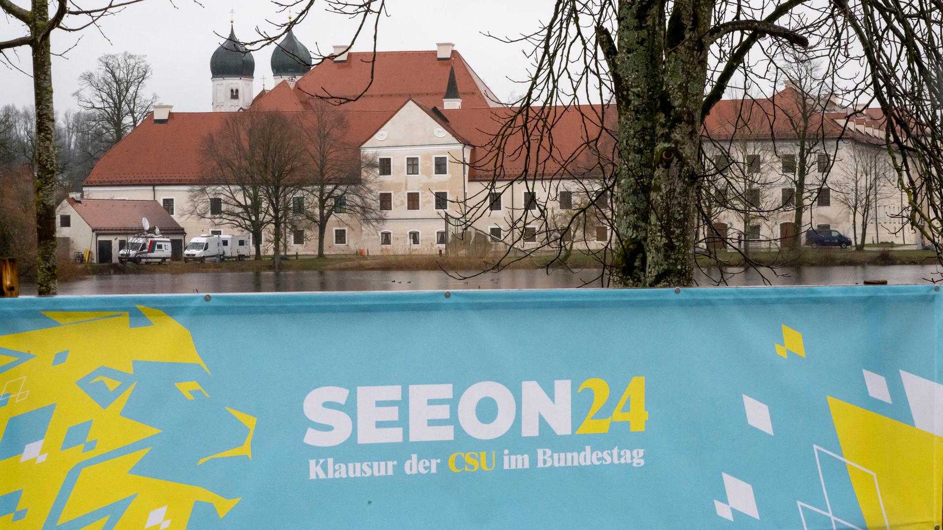 Ein Plakat mit der Aufschrift "Seeon24 - Klausur der CSU im Bundestag" ist während der Winterklausur der CSU-Landesgruppe im Bundestag vor der Klosteranlage zu sehen. Ein Plakat mit der Aufschrift "Seeon24 - Klausur der CSU im Bundestag" ist während der Winterklausur der CSU-Landesgruppe im Bundestag vor der Klosteranlage zu sehen.