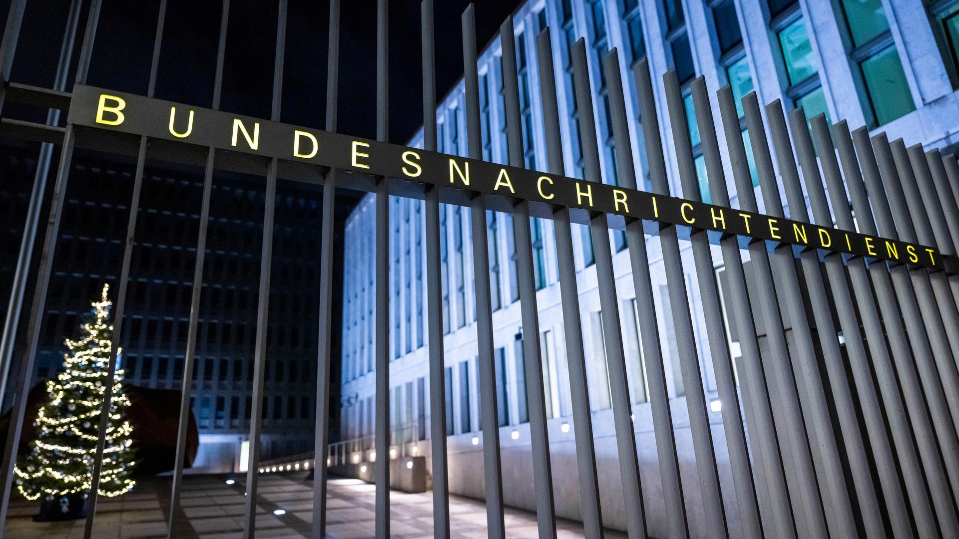 An einem Zaun vor der Zentrale des Bundesnachrichtendienstes steht der Schriftzug des Geheimdienstes. An einem Zaun vor der Zentrale des Bundesnachrichtendienstes steht der Schriftzug des Geheimdienstes.