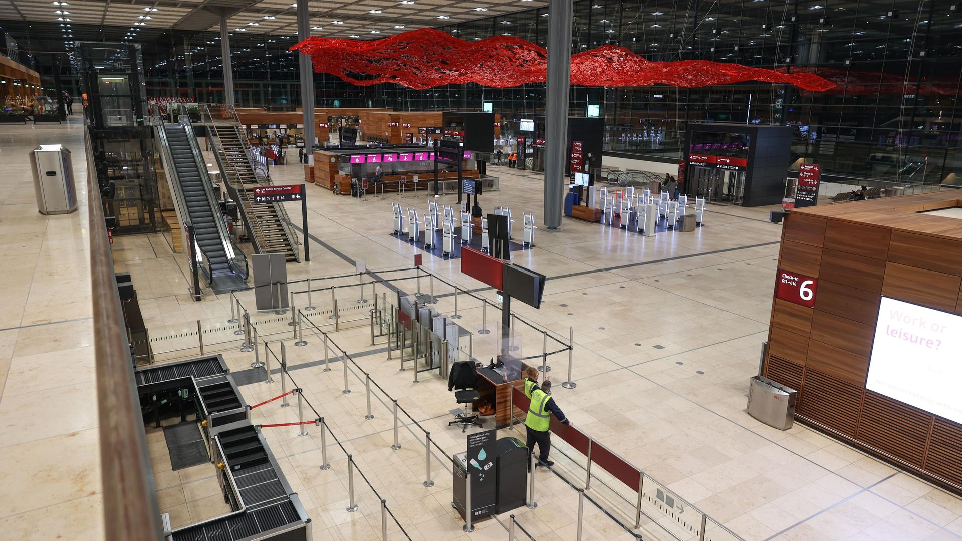 Berlin: Blick in ein nahezu menschenleeres Terminal am Flughafen BER. Alle abgehenden Flüge wurden gestrichen. Berlin: Blick in ein nahezu menschenleeres Terminal am Flughafen BER. Alle abgehenden Flüge wurden gestrichen.