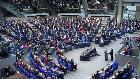 Olaf Scholz spricht zum gut gefüllten Plenum des Deutschen Bundestags.