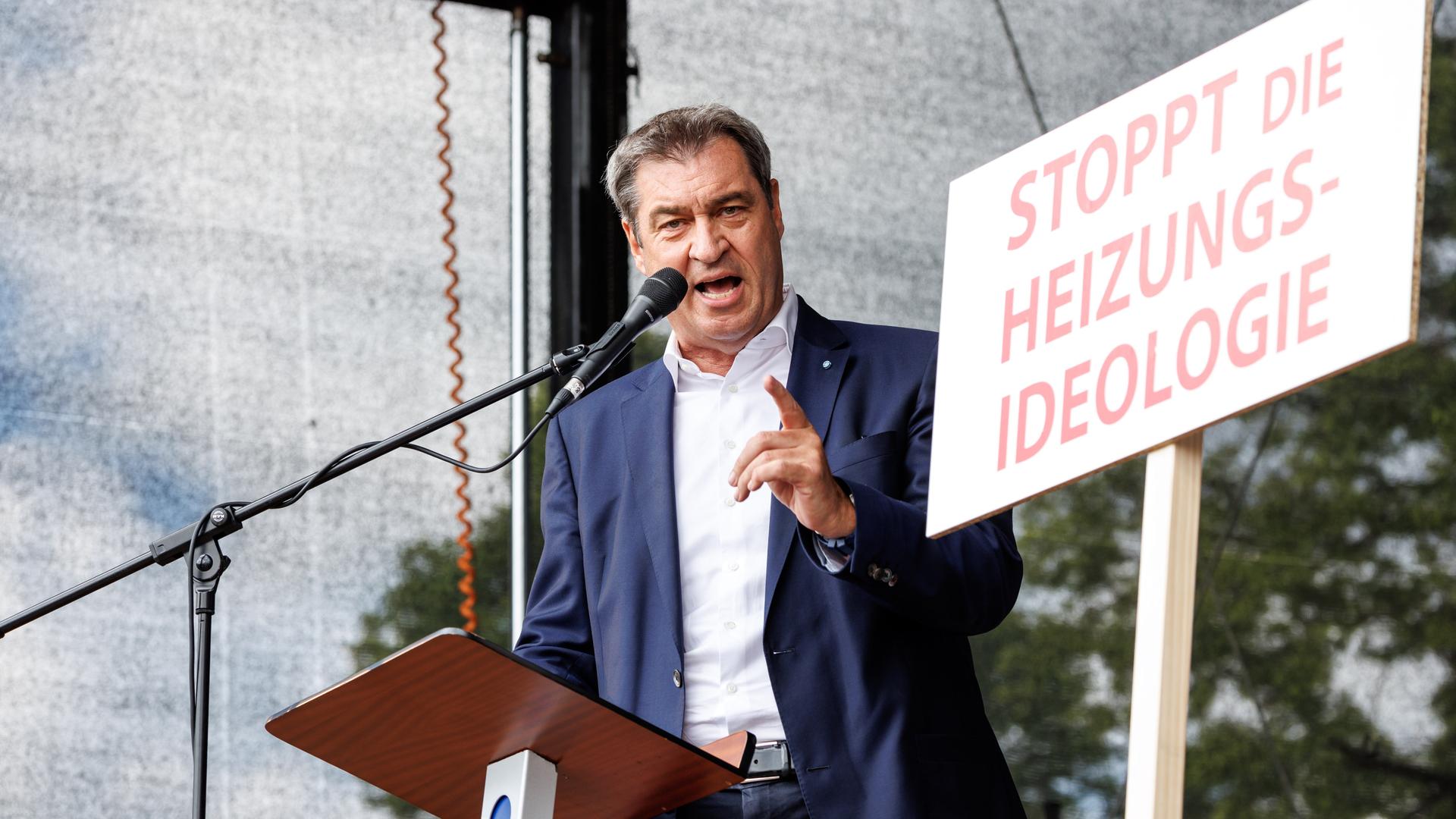 Markus Söder (CSU), Parteivorsitzender und Ministerpräsident von Bayern, spricht bei einer Demonstration gegen die Klima-Politik der Ampelregierung unter dem Motto "Stoppt die Heizungsideologie".