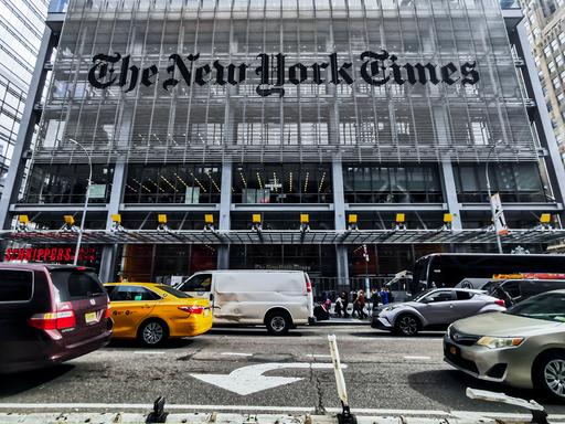 Daily Life In New York New York Times newspaper office building is seen in Manhattan, New York, United States, on October 26, 2022. New York United States PUBLICATIONxNOTxINxFRA Copyright: xBeataxZawrzelx originalFilename: zawrzel-dailylif221026_npmkr.jpg 