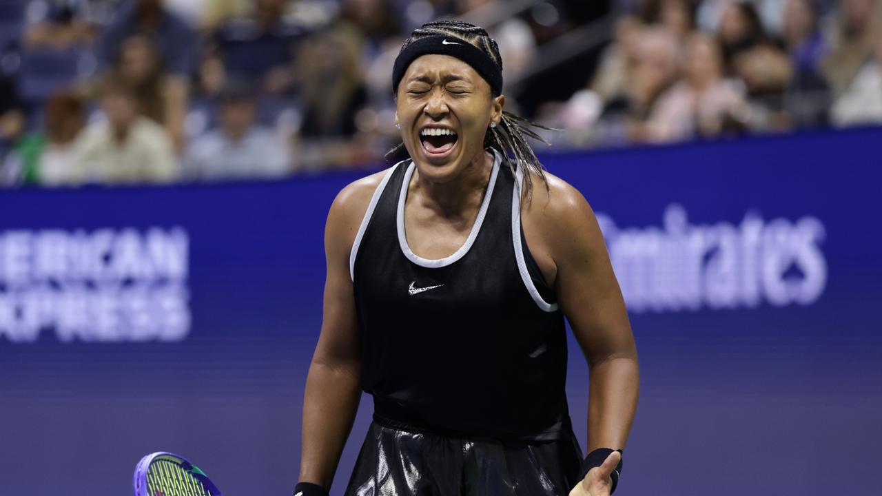 Tennisspielerin Naomi Osaka auf dem Platz in New York bei den US Open. Sie hält einen Tennisschläger in der Hand und schreit. Sie sieht frustriert aus. 