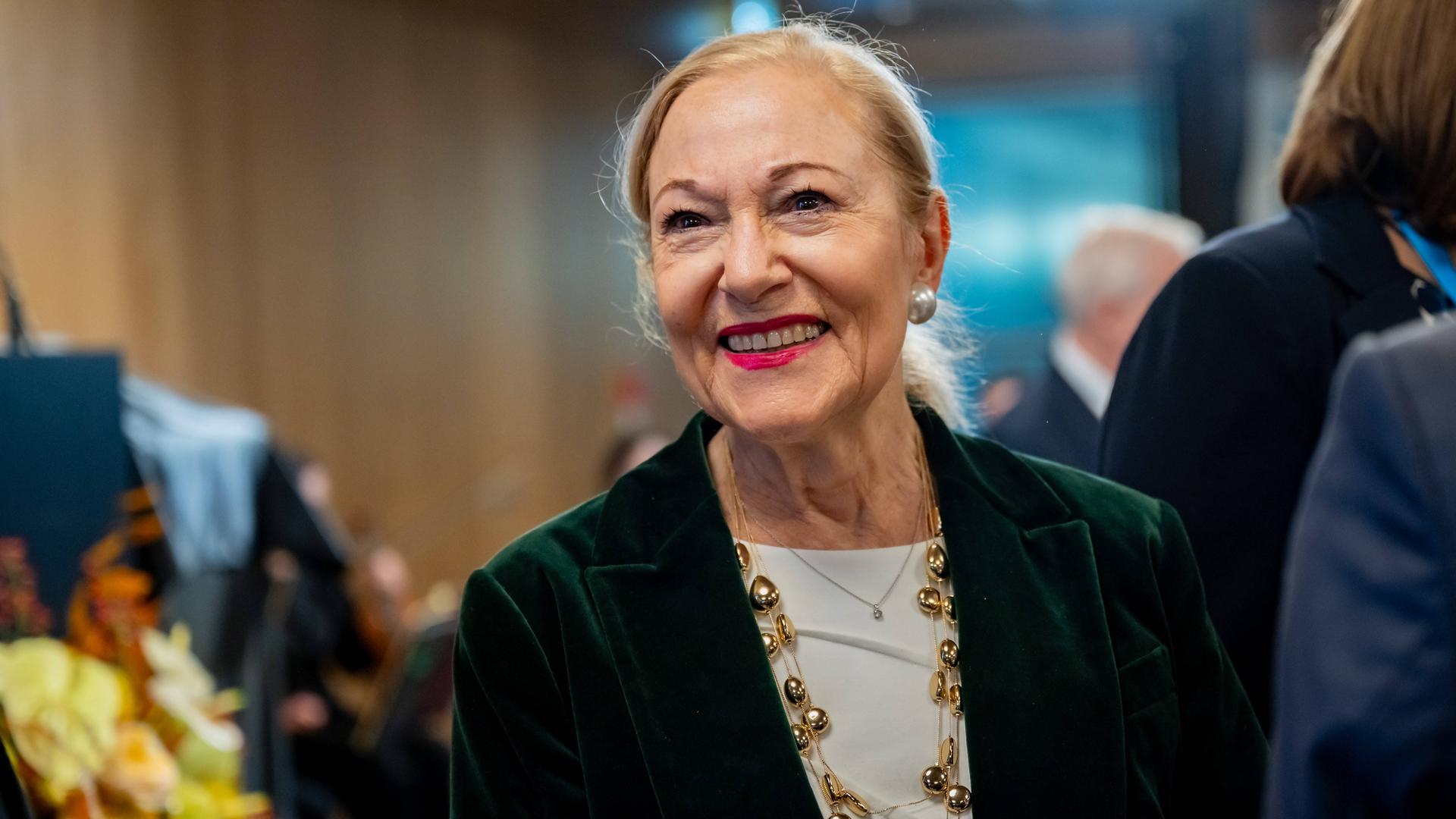 Benita Ferrero-Waldner lächelt in festlicher Kleidung ihr Gegenüber im Off an. Benita Ferrero-Waldner lächelt in festlicher Kleidung ihr Gegenüber im Off an.