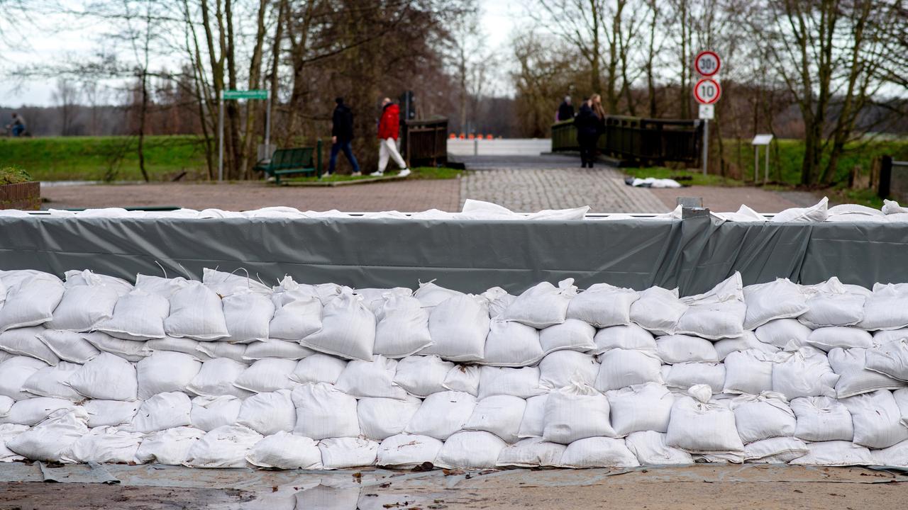 Zahlreiche Sandsäcke liegen vor einer gesperrten Deichschart an der Hunte. 