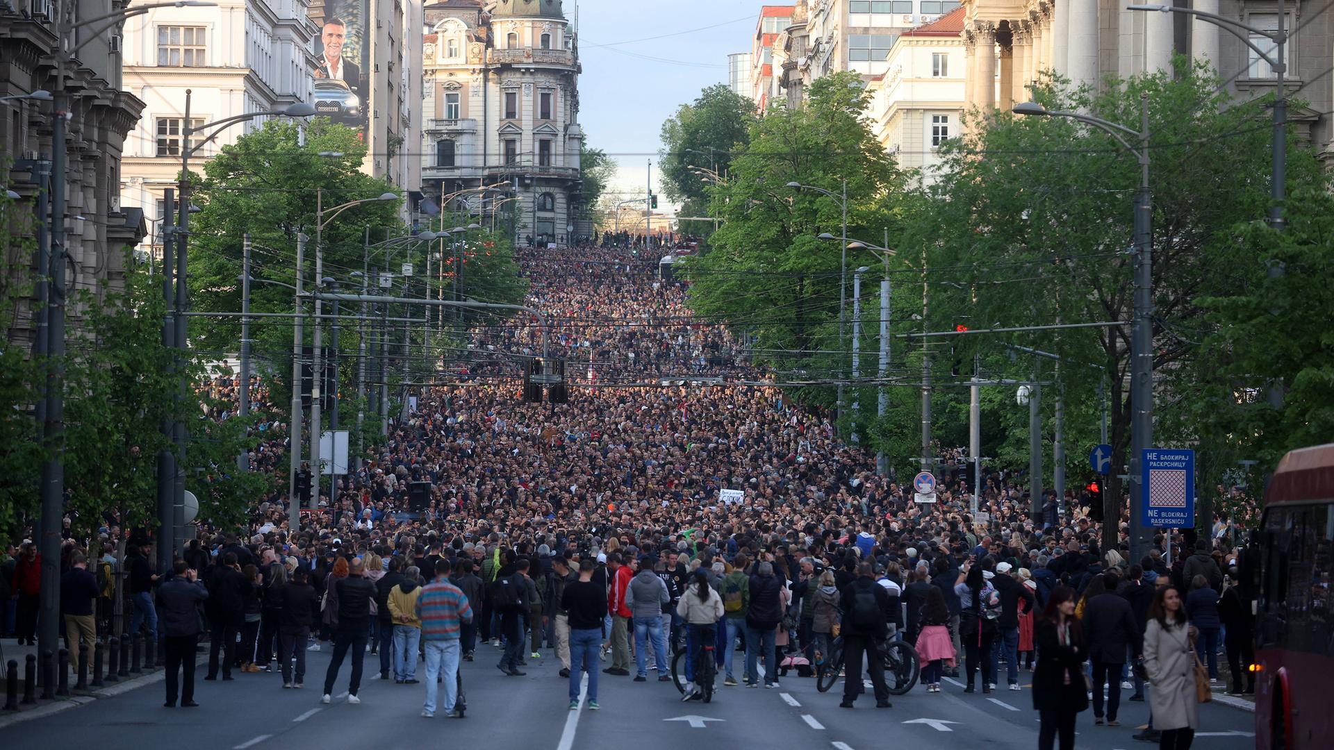 Menschen gehen in Serbiens Hauptstadt Belgrad auf die Strasse und protestieren gegen die Gewalt im Land.