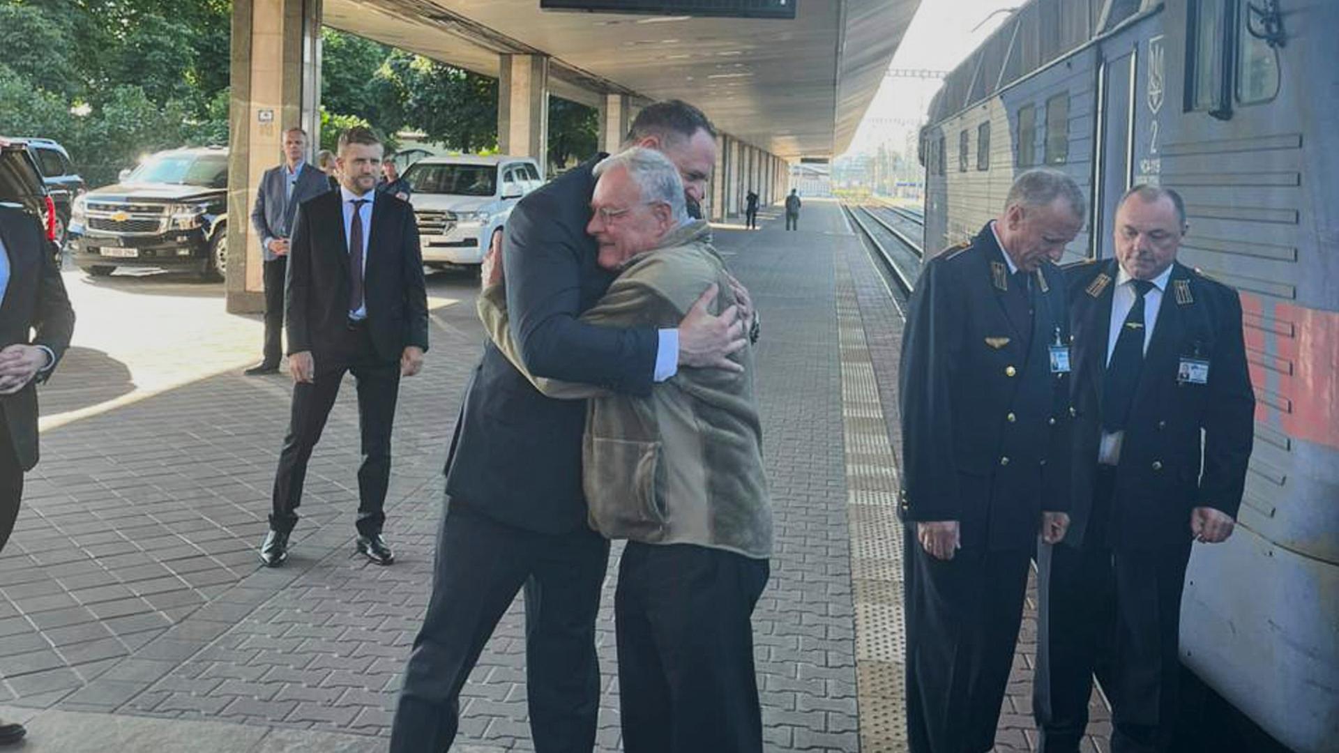 Andrij Jermak (l), Leiter des ukrainischen Präsidialamtes, umarmt den US-Sondergesandten für die Ukraine und Russland, Joseph Keith Kellogg, an einem Bahnhof in Kiew. 
