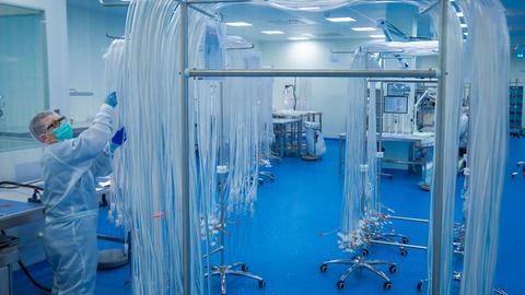 Im Reinstraum des Schweriner Unternehmens Human Med AG werden Schläuche für die Montage in Medizingeräte zum Fettabsaugen vorbereitet. 