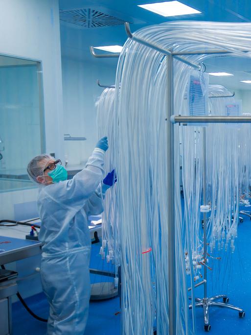 Im Reinstraum des Schweriner Unternehmens Human Med AG werden Schläuche für die Montage in Medizingeräte zum Fettabsaugen vorbereitet. 