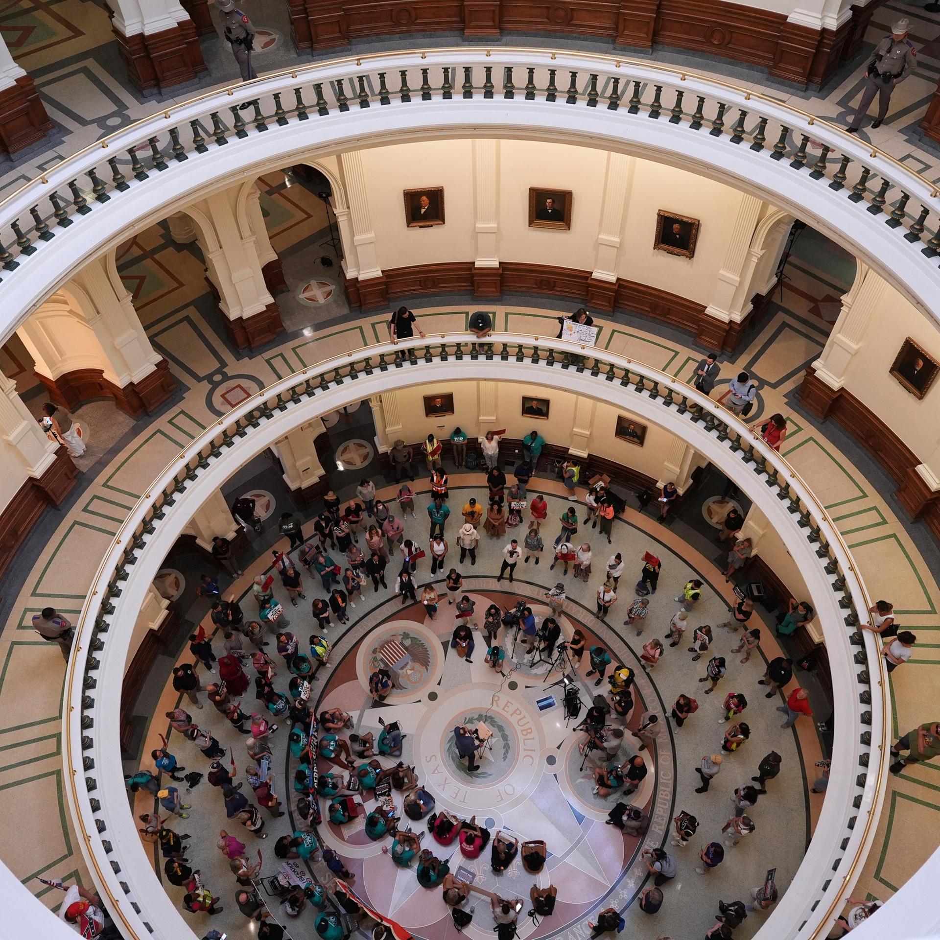 Demonstranten versammeln sich in der Rotunde vor der Kammer des Repräsentantenhauses im texanischen Kapitol, während Gesetzgeber bei einer Sondersitzung über eine neu gezeichnete Karte des US-Kongresses in Texas debattieren.