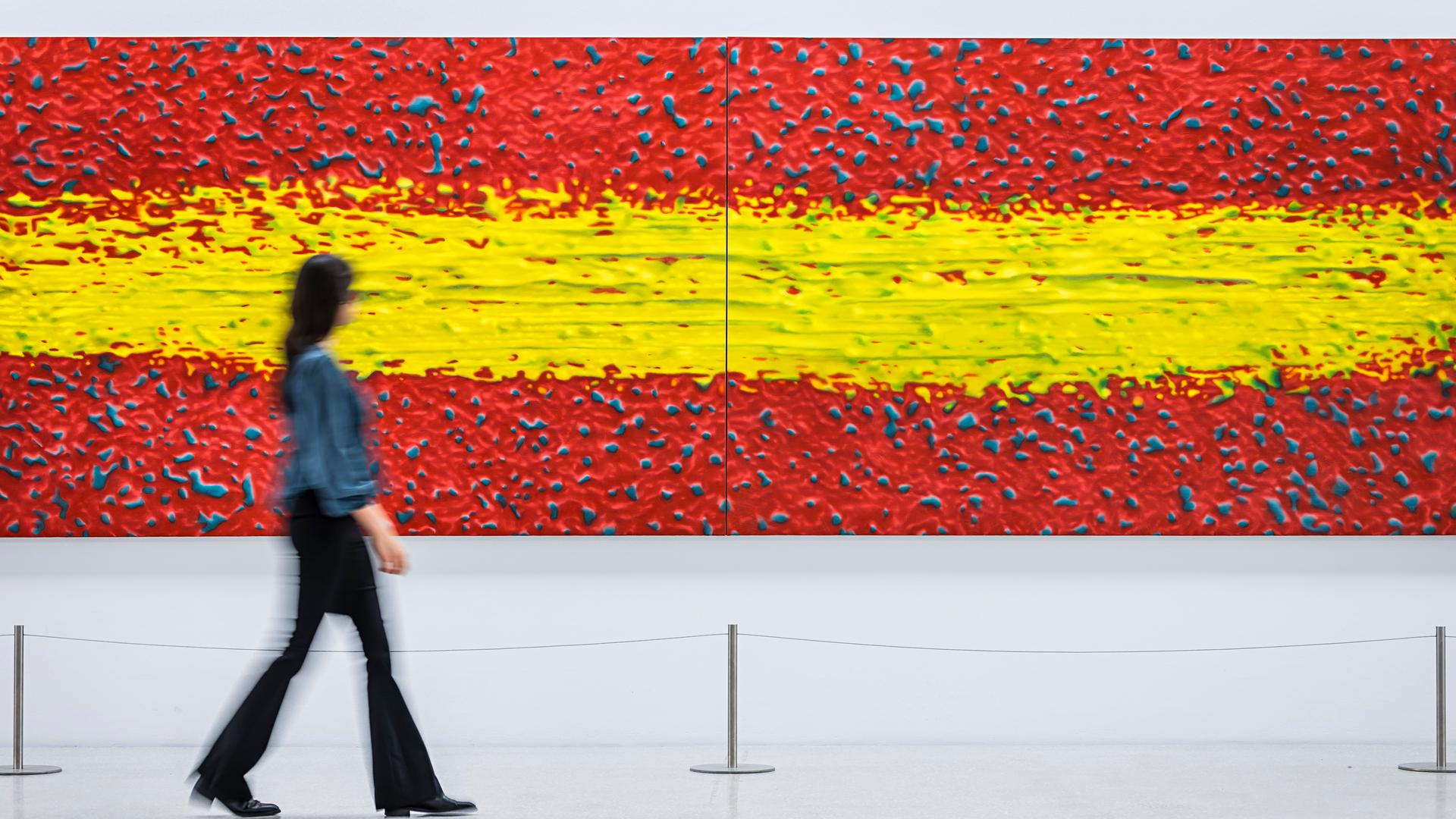 Eine Besucherin geht an einem Ölgemälde des Künstlers Gerhard Richter vorbei. Das Museum für Kunst und Kultur des Landschaftsverbands Westfalen-Lippe zeigt erstmals in seiner Sammlung die Werke «Strich (auf Rot)» und «Strich (auf Blau)» des Künstlers. 
