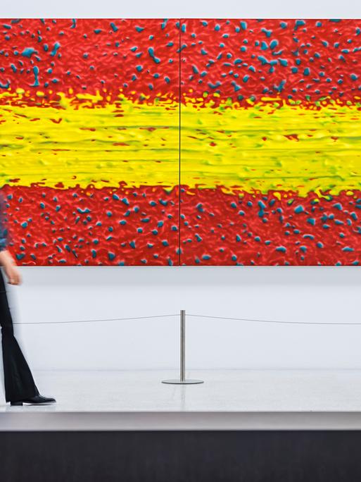 Eine Besucherin geht an einem Ölgemälde des Künstlers Gerhard Richter vorbei. Das Museum für Kunst und Kultur des Landschaftsverbands Westfalen-Lippe zeigt erstmals in seiner Sammlung die Werke «Strich (auf Rot)» und «Strich (auf Blau)» des Künstlers. 