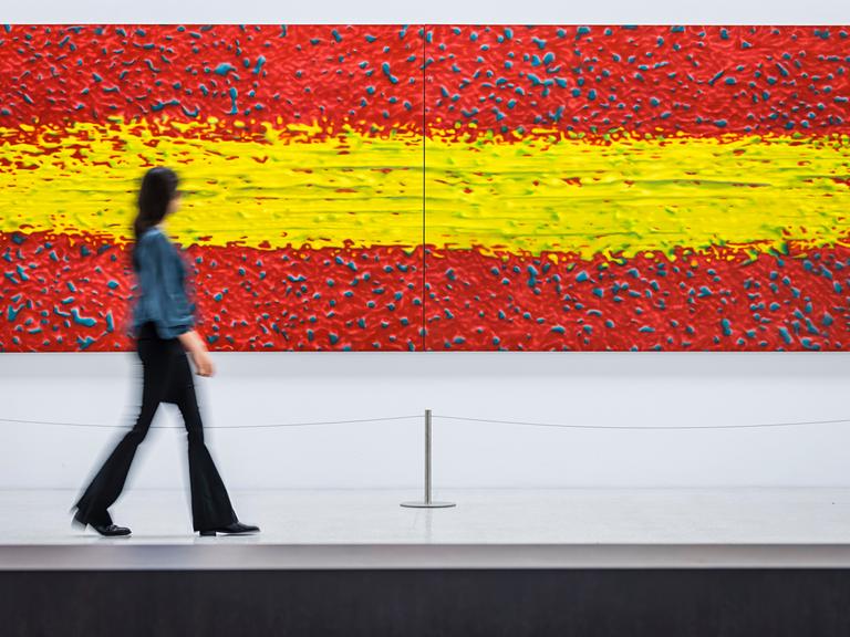Eine Besucherin geht an einem Ölgemälde des Künstlers Gerhard Richter vorbei. Das Museum für Kunst und Kultur des Landschaftsverbands Westfalen-Lippe zeigt erstmals in seiner Sammlung die Werke «Strich (auf Rot)» und «Strich (auf Blau)» des Künstlers. 
