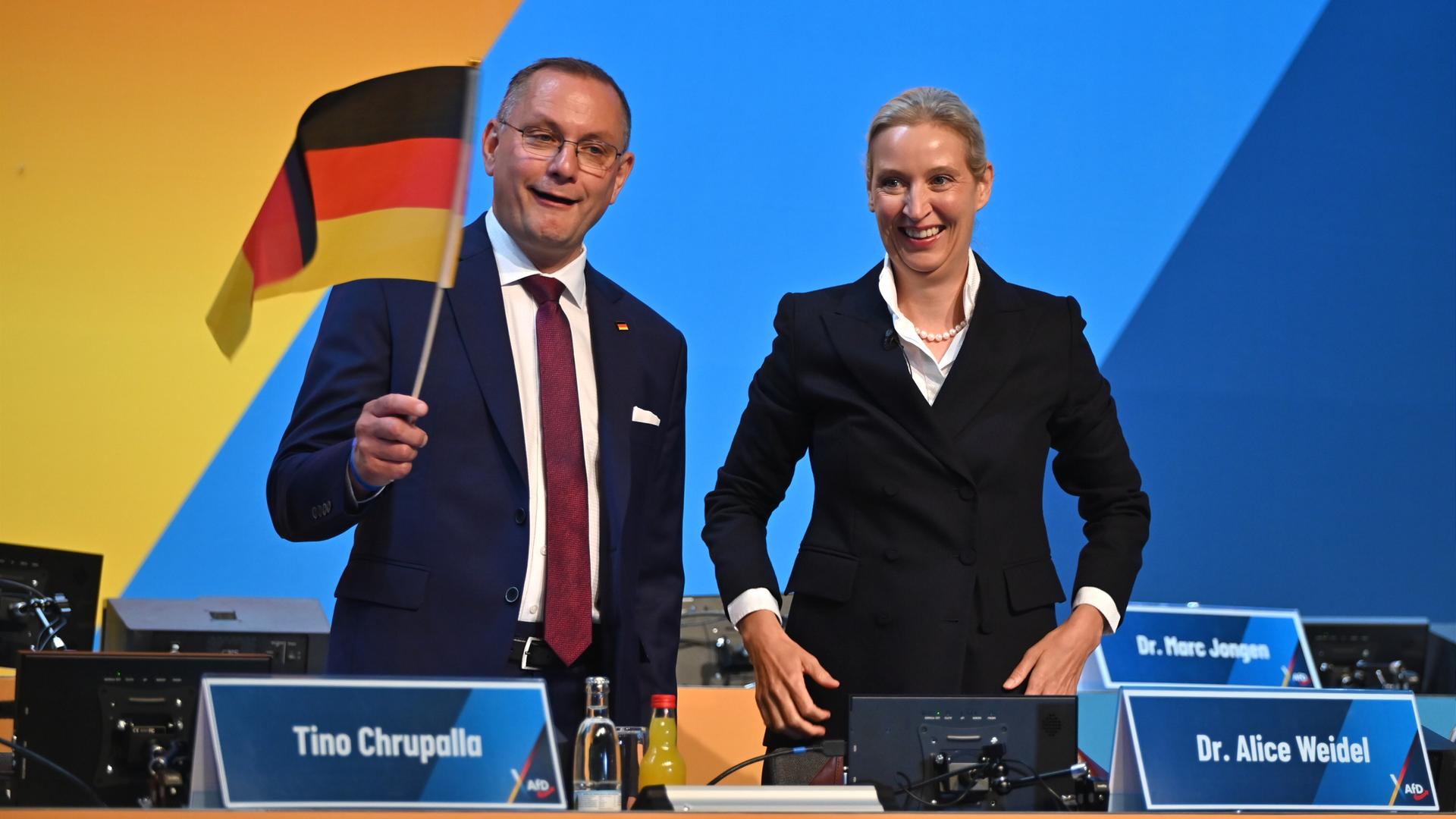 Alice Weidel, Bundesvorsitzende und Fraktionsvorsitzende der AfD, und Tino Chrupalla, Vorsitzender der AfD-Bundestagsfraktion, nehmen am Bundesparteitag der AfD teil. Alice Weidel, Bundesvorsitzende und Fraktionsvorsitzende der AfD, und Tino Chrupalla, Vorsitzender der AfD-Bundestagsfraktion, nehmen am Bundesparteitag der AfD teil.