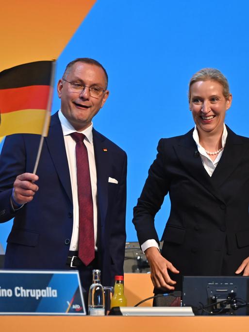 Alice Weidel, Bundesvorsitzende und Fraktionsvorsitzende der AfD, und Tino Chrupalla, Vorsitzender der AfD-Bundestagsfraktion, nehmen am Bundesparteitag der AfD teil. Alice Weidel, Bundesvorsitzende und Fraktionsvorsitzende der AfD, und Tino Chrupalla, Vorsitzender der AfD-Bundestagsfraktion, nehmen am Bundesparteitag der AfD teil.
