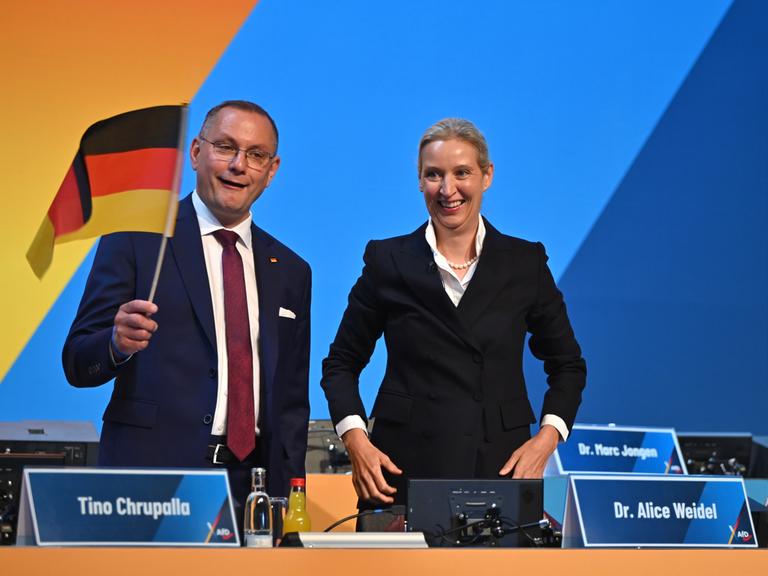 Alice Weidel, Bundesvorsitzende und Fraktionsvorsitzende der AfD, und Tino Chrupalla, Vorsitzender der AfD-Bundestagsfraktion, nehmen am Bundesparteitag der AfD teil. Alice Weidel, Bundesvorsitzende und Fraktionsvorsitzende der AfD, und Tino Chrupalla, Vorsitzender der AfD-Bundestagsfraktion, nehmen am Bundesparteitag der AfD teil.