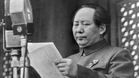 Mao Zedong verkündet die Gründung der Volksrepublik China im Jahr 1949