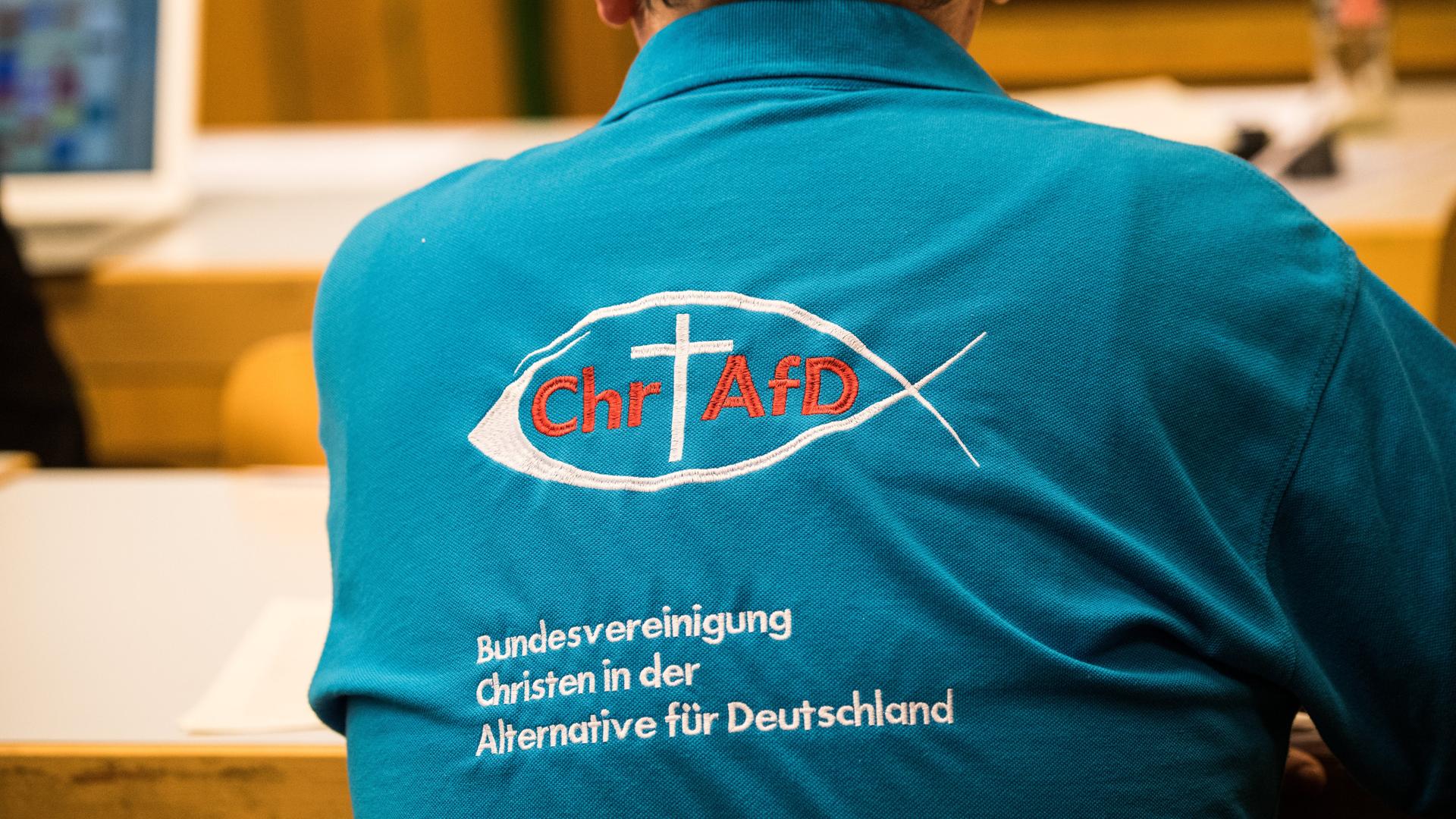 Ein Parteimitglied trägt ein Polohemd mit der Aufschrift "Bundesvereinigung Christen in der Alternative für Deutschland".