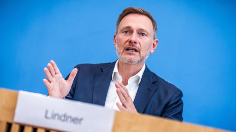 Christian Lindner, Bundesminister der Finanzen, nimmt an der Pressekonferenz zum Entwurf für den Haushalt 2025 und den Nachtragshaushalt 2024 teil. 
