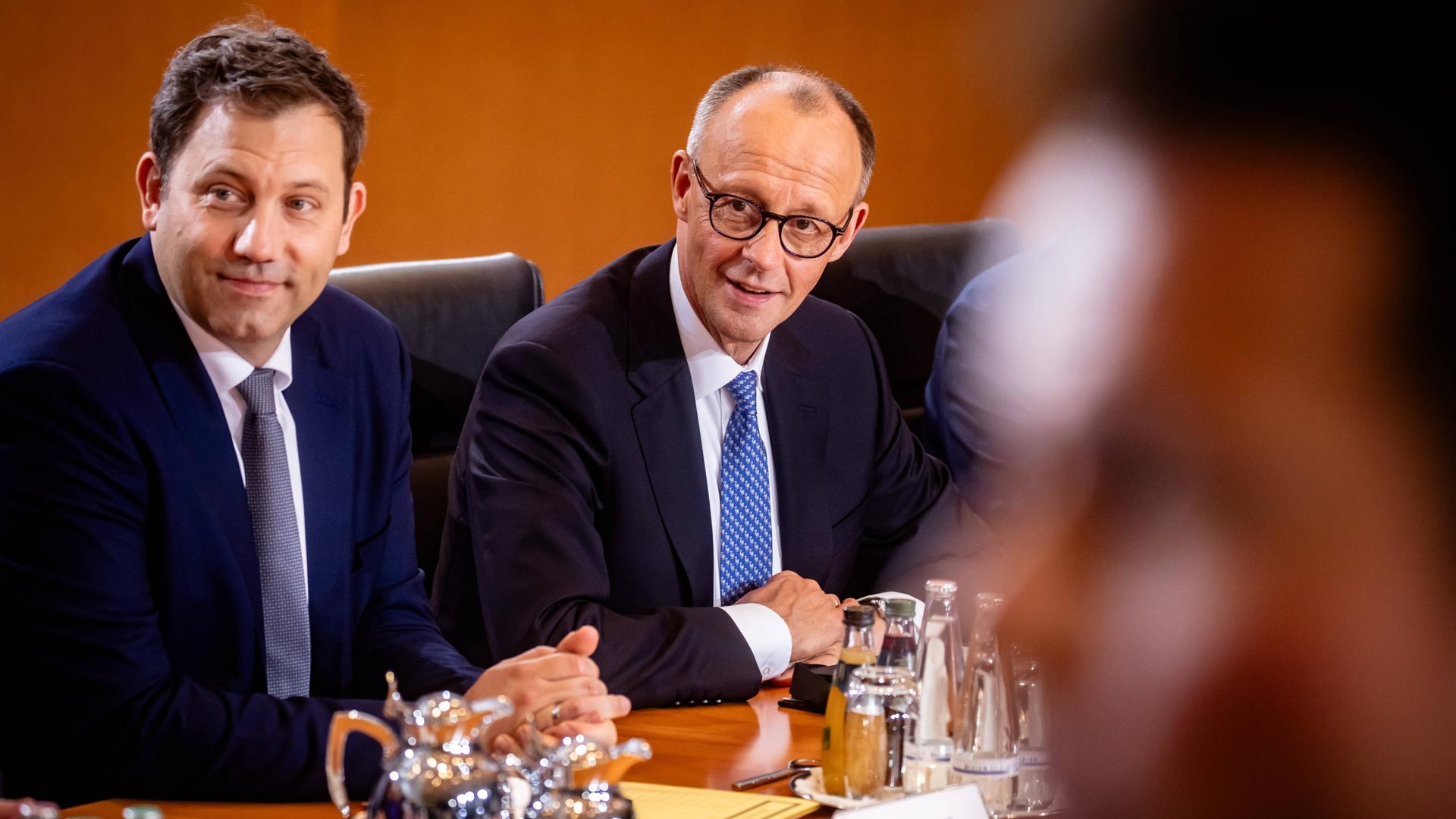 Bundeskanzler Friedrich Merz (rechts) und Bundesfinanzminister Lars Klingbeil bei der ersten Sitzung des neuen Bundeskabinetts. Bundeskanzler Friedrich Merz (rechts) und Bundesfinanzminister Lars Klingbeil bei der ersten Sitzung des neuen Bundeskabinetts.
