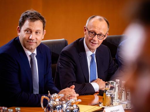 Bundeskanzler Friedrich Merz (rechts) und Bundesfinanzminister Lars Klingbeil bei der ersten Sitzung des neuen Bundeskabinetts. 