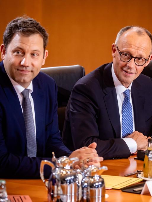 Bundeskanzler Friedrich Merz (rechts) und Bundesfinanzminister Lars Klingbeil bei der ersten Sitzung des neuen Bundeskabinetts. 