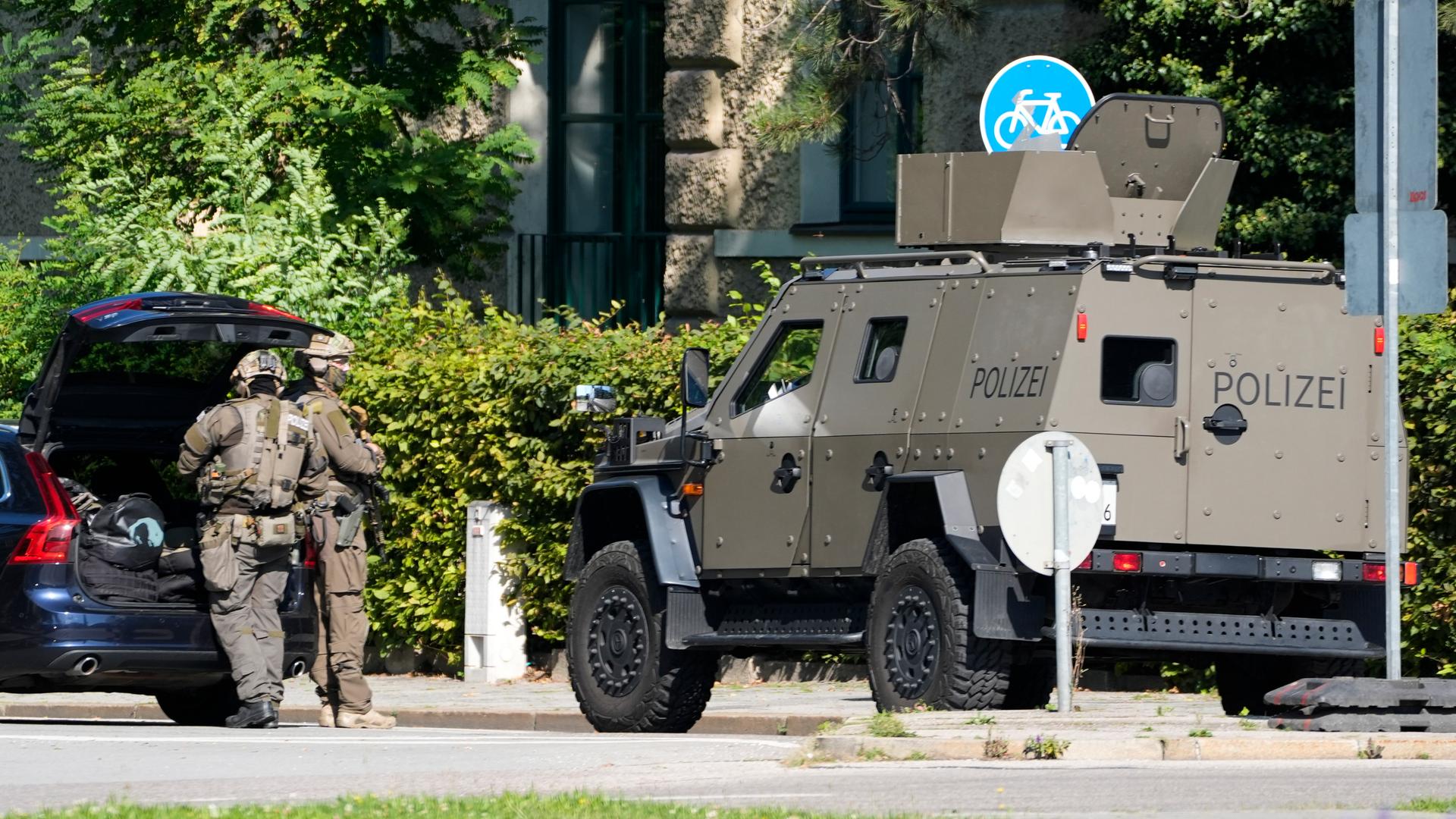 München: Polizisten in Spezialausrüstung und mit einem Spezialfahrzeug sind in München im Einsatz. München: Polizisten in Spezialausrüstung und mit einem Spezialfahrzeug sind in München im Einsatz.