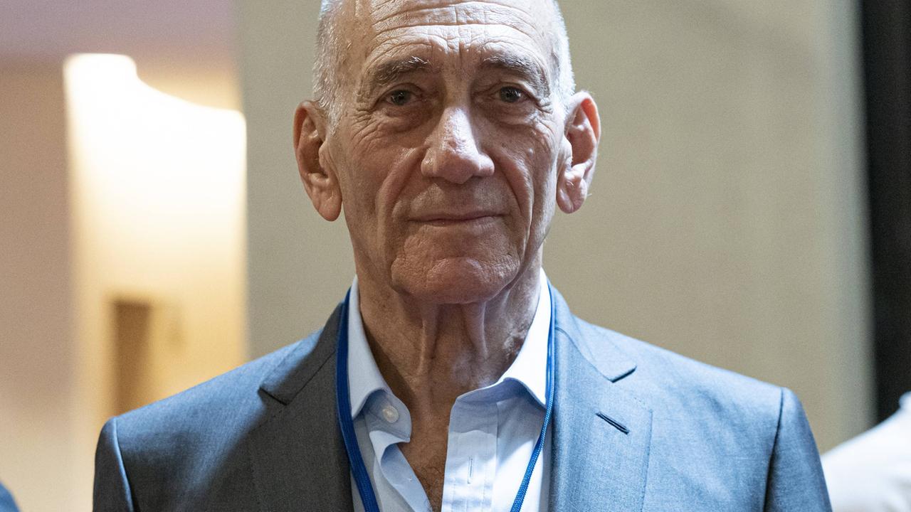 Porträt von Ehud Olmert, der einen hellen Anzug trägt und freundlich in die Kamera schaut. Porträt von Ehud Olmert, der einen hellen Anzug trägt und freundlich in die Kamera schaut.