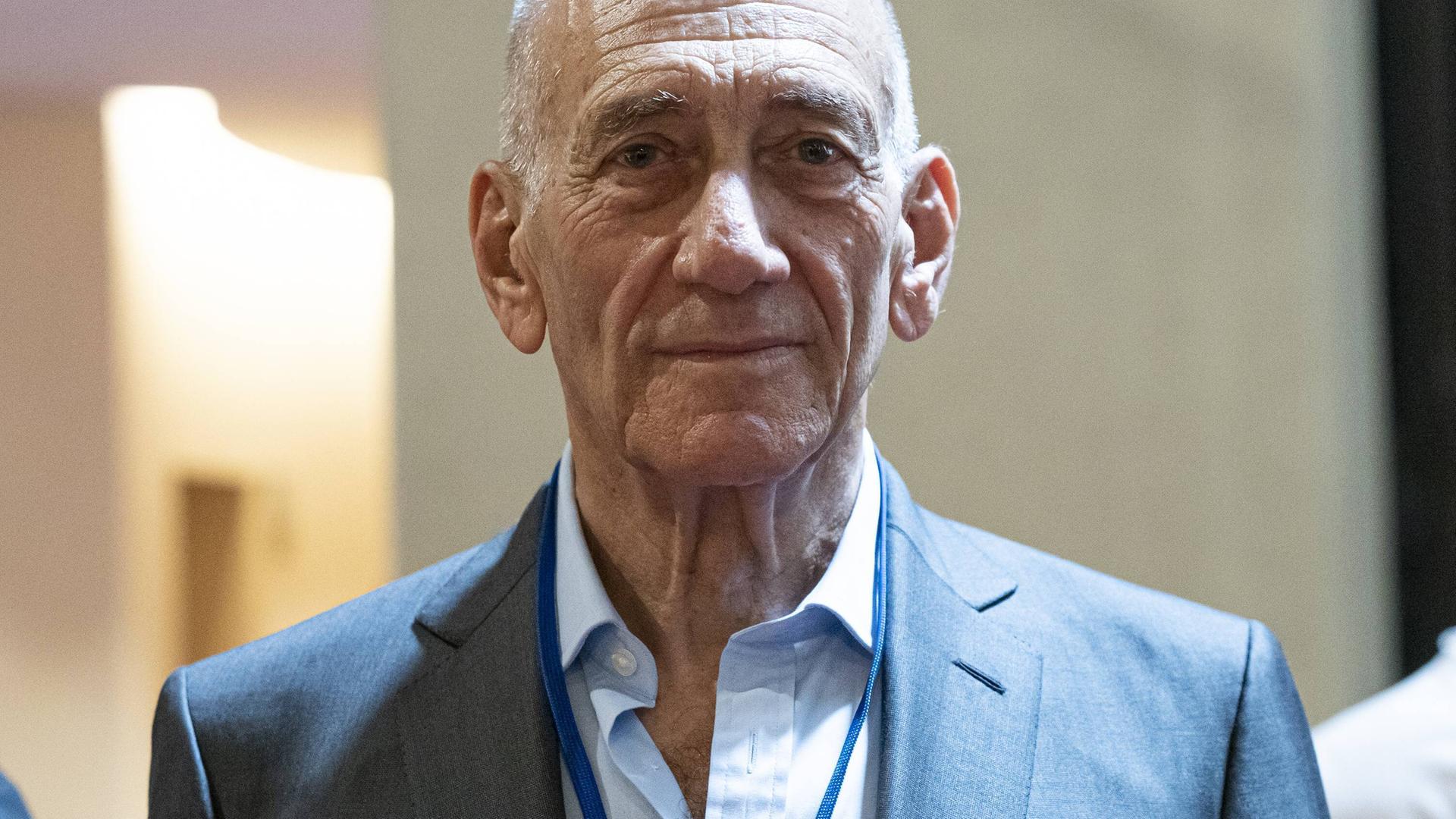 Porträt von Ehud Olmert, der einen hellen Anzug trägt und freundlich in die Kamera schaut. Porträt von Ehud Olmert, der einen hellen Anzug trägt und freundlich in die Kamera schaut.