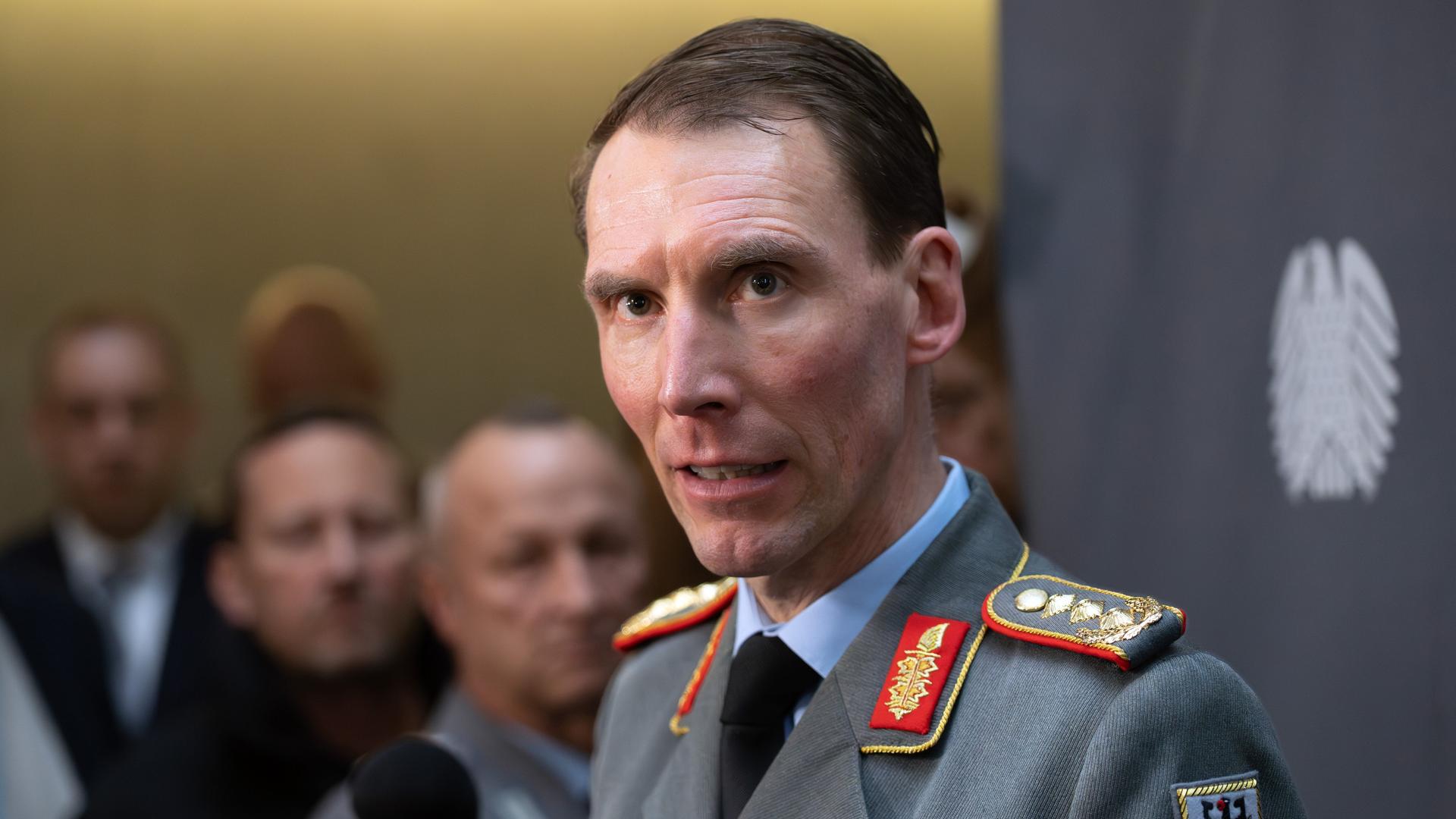 Generalleutnant Christian Freuding (r), Inspekteur des Heeres, spricht nach der Sitzung des Verteidigungsausschusses während einer Pressekonferenz.