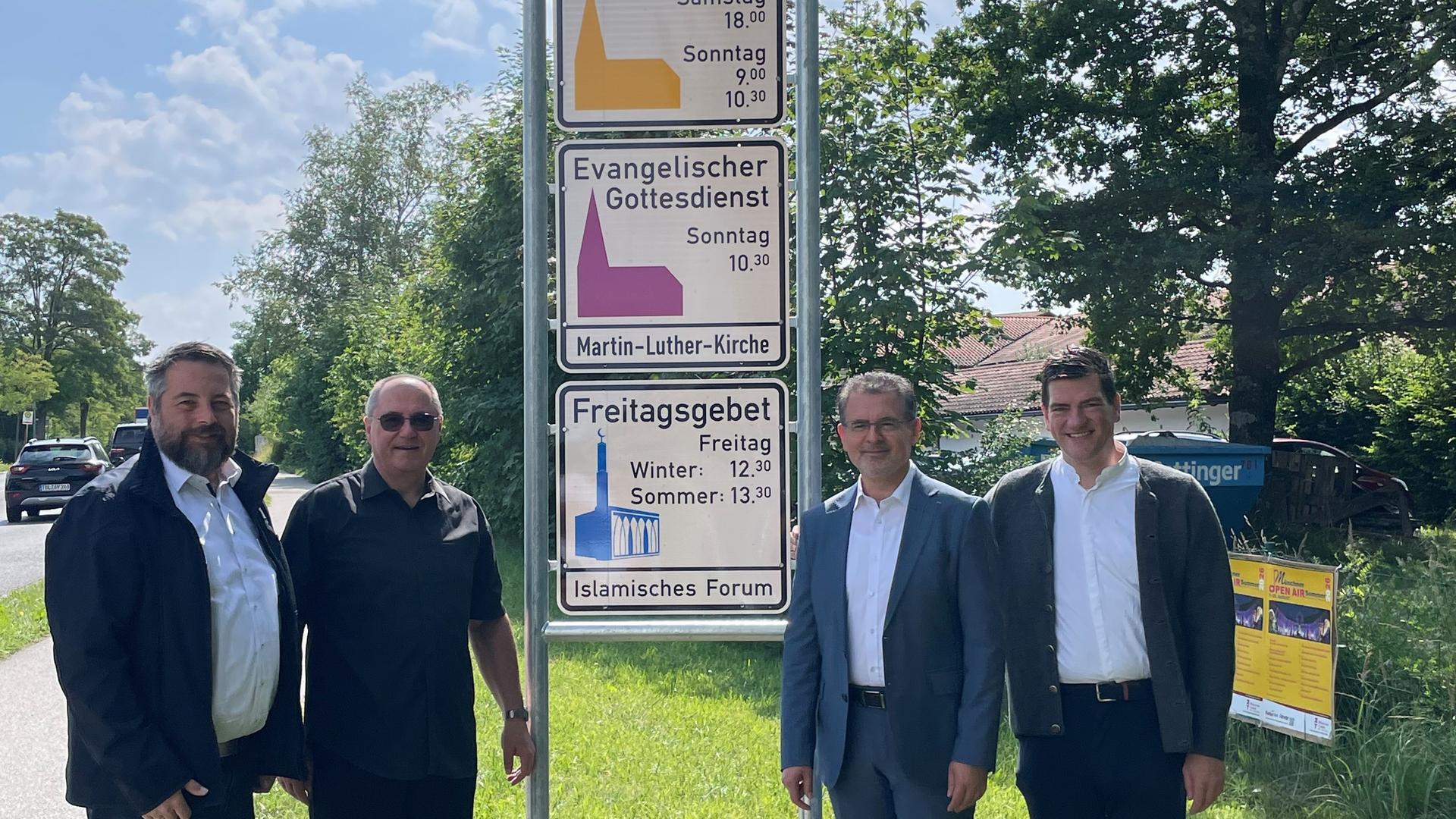 Das Schild zeigt die Zeiten des Freitagsgebets im Winter und Sommer an. 12.30 Uhr und 13.30 Uhr.