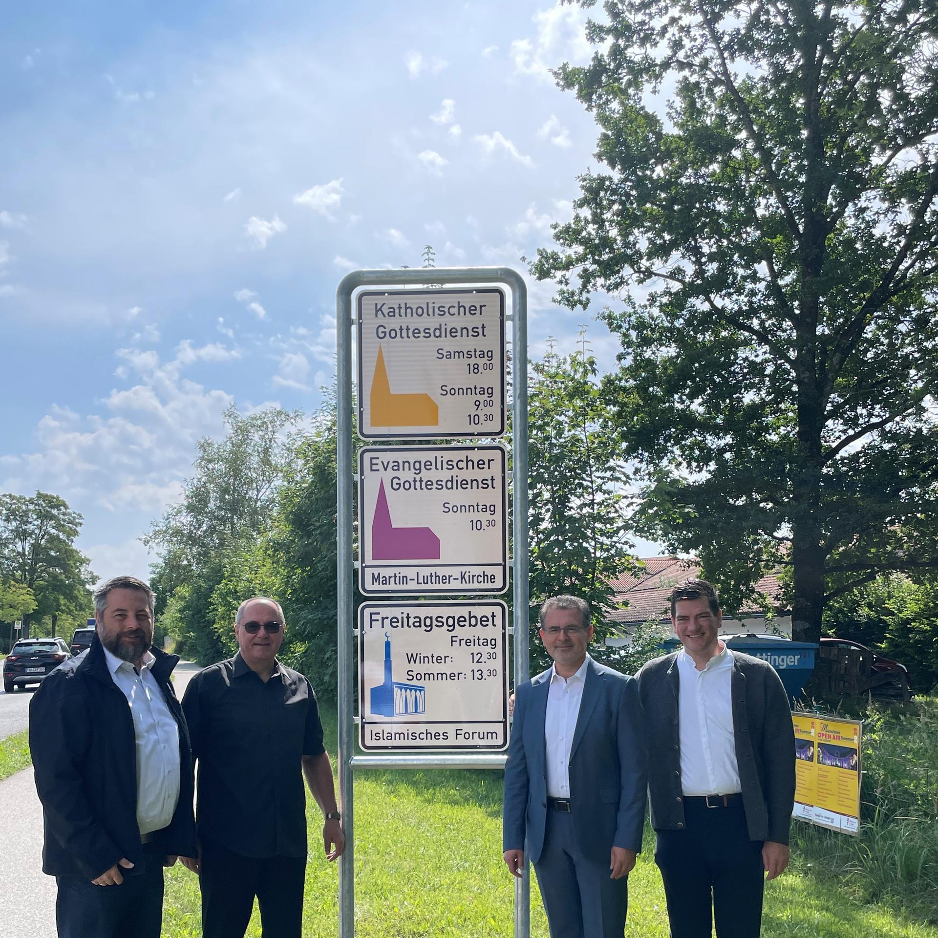 Das Schild zeigt die Zeiten des Freitagsgebets im Winter und Sommer an. 12.30 Uhr und 13.30 Uhr.