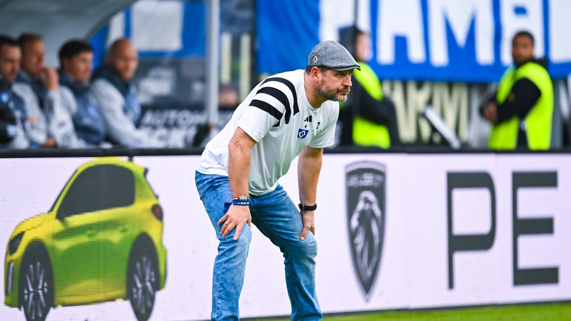 Steffen Baumgart, damaliger Trainer vom Hamburger SV, steht an der Seitenlinie.