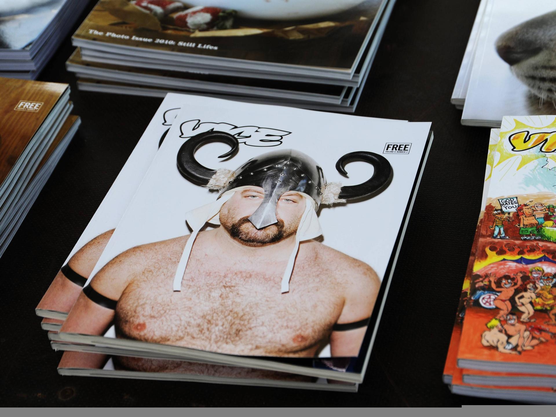 Am Stand des amerikanischen VICE-Magazins liegen bei der Fachmesse Bread & Butter in Berlin im Jahr 2010 mehrere Ausgaben aus.
