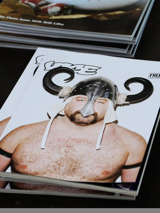 Am Stand des amerikanischen VICE-Magazins liegen bei der Fachmesse Bread & Butter in Berlin im Jahr 2010 mehrere Ausgaben aus.
