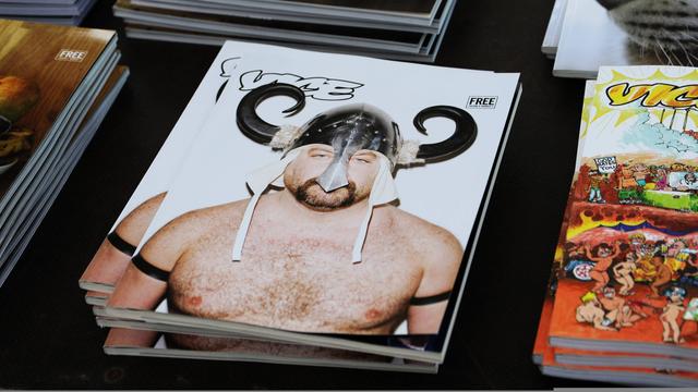 Am Stand des amerikanischen VICE-Magazins liegen bei der Fachmesse Bread & Butter in Berlin im Jahr 2010 mehrere Ausgaben aus.
